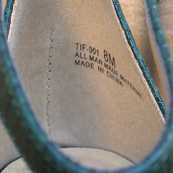 NEW Chinese Laundry Croc Embossed Block Heel Pumps - Picture 7 of 7